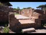 07517 ostia - regio iv - insula iii - domus su via della caupona (iv,iii,4) - eingang - raum (a) - bli ri norden - 06-2024.jpg